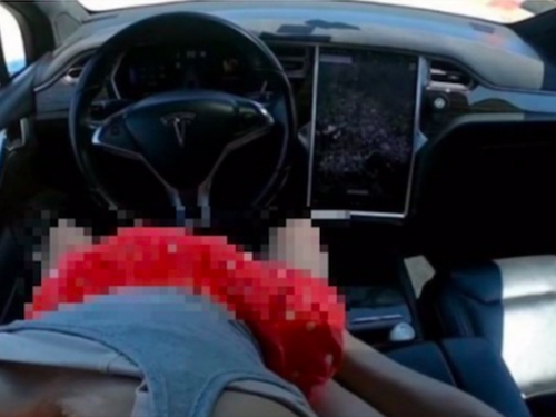 開啟Tesla自動駕駛後要做啥？AV女優與男友直接手放開「自駕車震」...創辦人看了也驚嘆！
