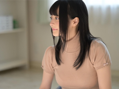 18歲「小上原亞衣」進攻暗黑界　甜美笑容+F級白嫩大奶...男優直接被夾