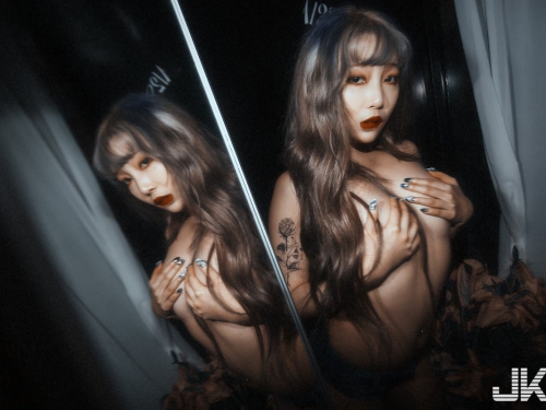 爆乳挑逗！辣模Stacy「裸身捧乳超誘惑」，吧台上「美尻視角」太犯規...