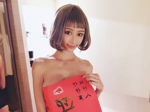 性感小護士「Angela 步步」爆乳使壞　制服領口敞開扣不起來！