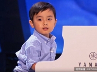 ４歲就彈世界神曲　小萌弟太可愛！