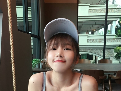 爆奶學生妹脫制服露「深藏巨乳」！胸前白嫩「不科學隆起」，看了全身不禁發熱！