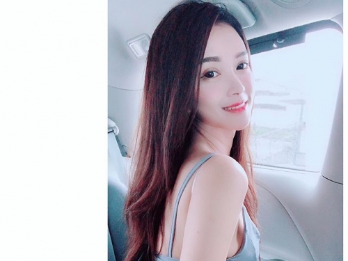 太可口~爆乳低胸妹「靜靜」帶著極深事業線做月餅，乳香四溢讓人忍不住想多來個兩顆...