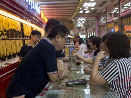 偷走銀樓金飾還回到原店想銷贓 笨賊自投羅網當場被逮