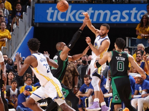 防守柯瑞兩難抉擇 綠衫軍雙槍能否擺脫低效打法