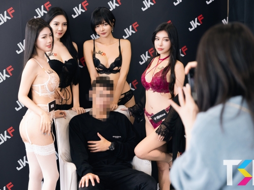 比齊人之福還爽！JKF VIP限定攝影會攝完還能被「美乳翹臀」包圍！