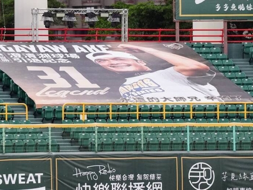 中職》台鋼貼心幫林智勝製作「引退紀念看板」 但獅隊更換主場後發生尷尬狀況
