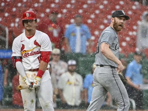 MLB》10局下為不想因雨暫停努力了 白襪投手褲子內側狂蹭球
