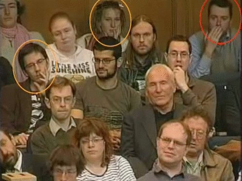 忍不住用手摸臉，其實就是想聞自己的味道