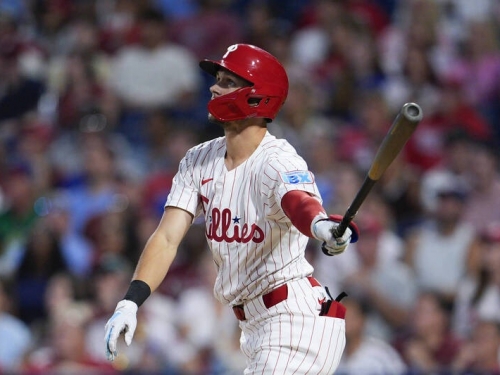 MLB》板凳清空大場面！ 費城人5分大局時明星野手遭光芒觸身