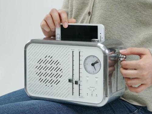 防疫小物再進化！「Phone Toaster烤麵包機」兼手機充電、紫外線殺菌，一機多用懶人必備