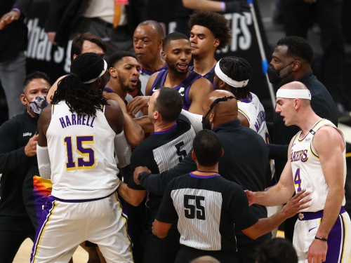 先別管湖人輸球了...CP3瘋起來的連兄弟都打？姆斯肩傷到底是真是假？