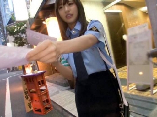 路邊搭訕到一個扮成女警在咖啡廳打工的清純妹子，長直髮+白肌膚：馬上帶回肉體偵訊...