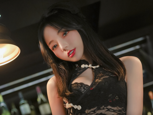 酒吧超惹火豔遇！「啾啾」蕾絲旗袍下萬惡曲線秀「美乳嫩腿」好撩人