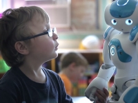 「治療自閉兒」的仿生機器人　會看家+打太極