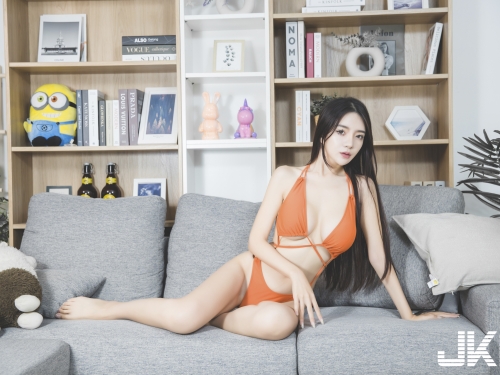 長腿天菜正妹「Angelina岑熙」美胸誘惑，「極細腰身 ＋光滑辣腿」太勾人！