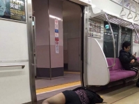 「露屁屁」、「睡車底」醉態百出 這個 IG 專門上傳醉漢睡相！