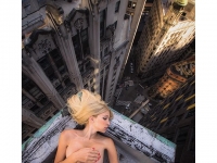 絕對是裸體攝影新境界　日本攝影師跟裸女在高樓屋頂...？