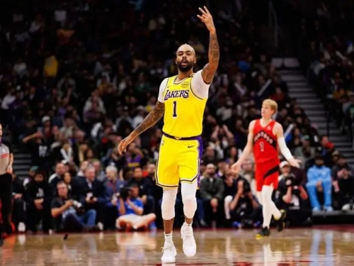 NBA》湖人調整雙衛輪替助羅素破低潮 全隊明觀看卡特球衣退休