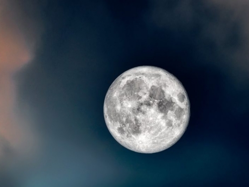 2024 年天文事件一覽，今年中秋將搭配超級月亮與「土星合月」