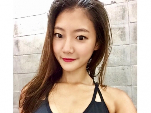 國民女神攜帶「渾圓凶器」跑上路，胸前字母快被撐爆！路人急忙閃邊讓道！