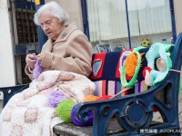 104歲老奶奶以針織塗鴉，讓小鎮變柔軟了