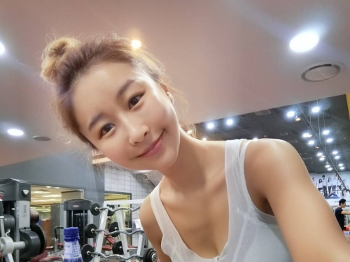 好危險！正妹直開中路「渾圓大奶」快要掉出！「圓潤翹臀」快擠爆螢幕…