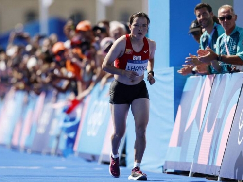 奧運精神！女子馬拉松她花3小時52分跑完 全場起立鼓掌