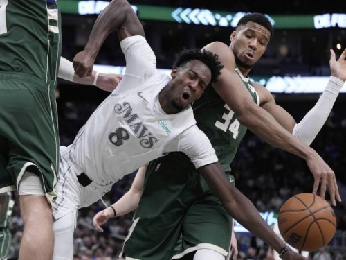 NBA》厄文報銷後首戰 獨行俠30分慘敗公鹿