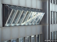 站上去自動傾斜30度，俯瞰窗台太毛啦