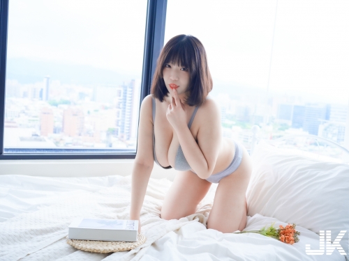 麻豆「茹茹」超挑逗深溝誘惑，「性感跪姿」畫面太邪惡！