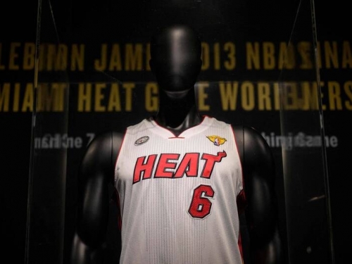 NBA》「詹皇」1.1億球衣竟是贓物！ 熱火神鬼保全坦承犯行