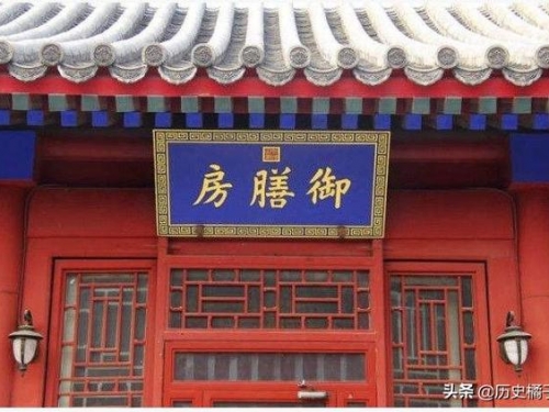 溥儀在皇宮裡生活有多奢侈？一個月吃飯要用掉810斤肉，240隻雞鴨