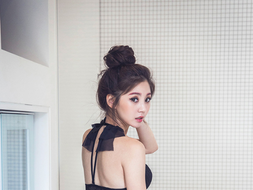 不穿衣服時狂野！穿衣時充滿知性美！顏質高、身材好，女生也敗在她的石榴裙下啦！