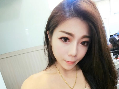 巨乳正妹玩遊戲玩到「腳開開」　在家玩到太激動乾脆全脫了！