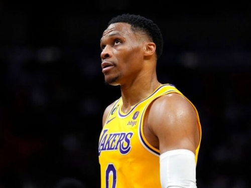 NBA》與紫金軍團的恩怨難忘？威少場邊只拒簽湖人球衣掀熱議