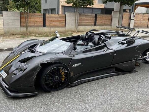 全球只有3台、5.4億敞篷超跑意外撞Fiesta毀損嚴重