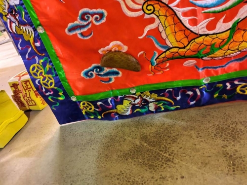 神奇！他擲筊竟1筊「黏」在神明桌裙上 一問身分不得了