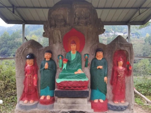 中國1400年珍貴石刻佛像遭塗抹上色 村民坦承：為了給佛祖「還願」