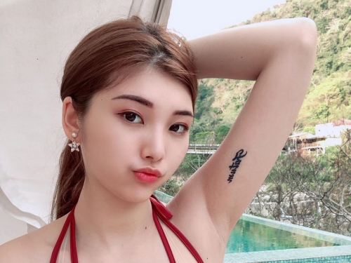 魅惑小妖精「妮莎Nisa」戰服泳裝大露渾圓雙球　雪乳上玫瑰盛開太美