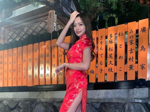 日韓混血正妹「萌扮誘惑俏護士」，胸前「飽滿曲線」好撩人！