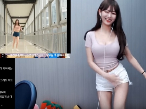 晃到你頭暈！巨乳正妹「Berry」開直播狂抖胸前大嫩乳，又大又雪白可以玩十年啊！