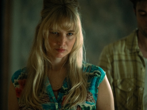 外媒好評不斷！《去死吧，親愛的》珍妮佛勞倫斯、羅伯派汀森成閨蜜　餵吃廚餘也開心！