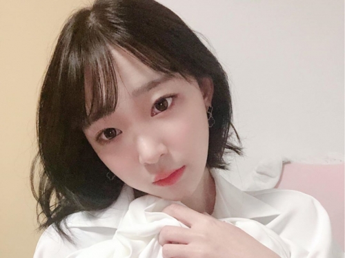 巨乳OL「卿卿」最喜歡趁同事不注意自拍　掀起襯衫竟然有大奶奶！