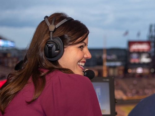 MLB》運動家新球季創舉 大聯盟史上首位全職女性主播登場