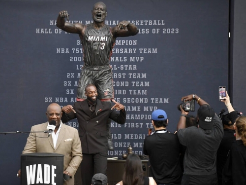 NBA》超越C羅？「閃電俠」魏德雕像揭幕 本人笑稱：這是誰