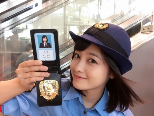 「千年一遇美少女」橋本環奈，穿上警察制服逆天童顏甜死人，「無死角」美顏讓人戀愛！