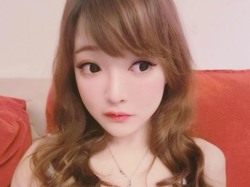 超級背殺「Ｅ奶實況主」，穿著大挖背洋裝開台，都要讓粉絲受不了了！