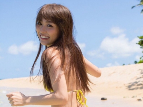 翹臀女優。內田理央 又有新作！！誘惑的水著讓人想貼近…