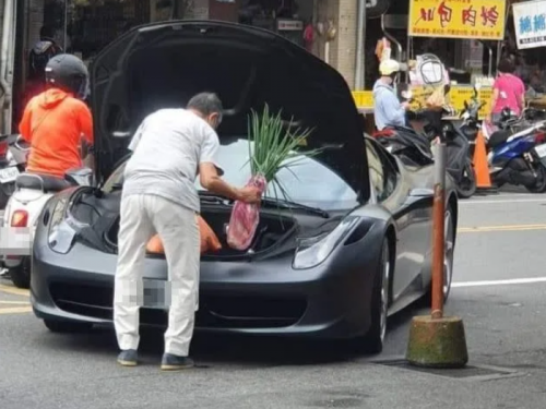 超狂買菜車！宜蘭阿公開法拉利超跑買蔥 網友全跪了